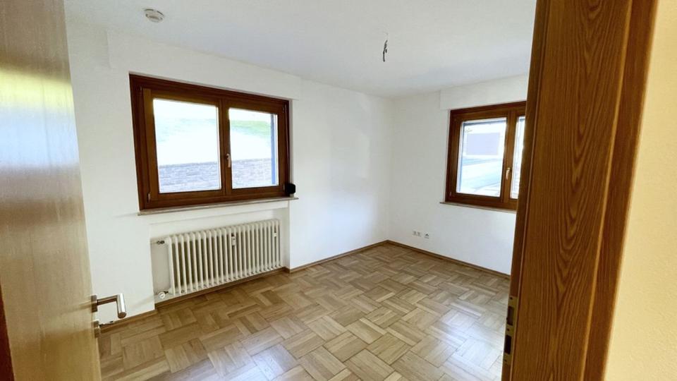 Hochparterre Höfen an der Enz - 5.5 Zimmer, 165 m&sup2;, 375.000&euro; | Angebot:24409933