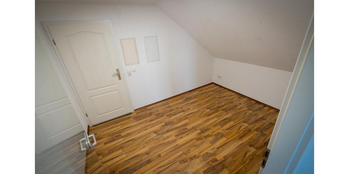 Dachgeschoßwohnung Straubenhardt - 2.5 Zimmer, 65 m&sup2;, 165.000&euro; | Angebot:25877711