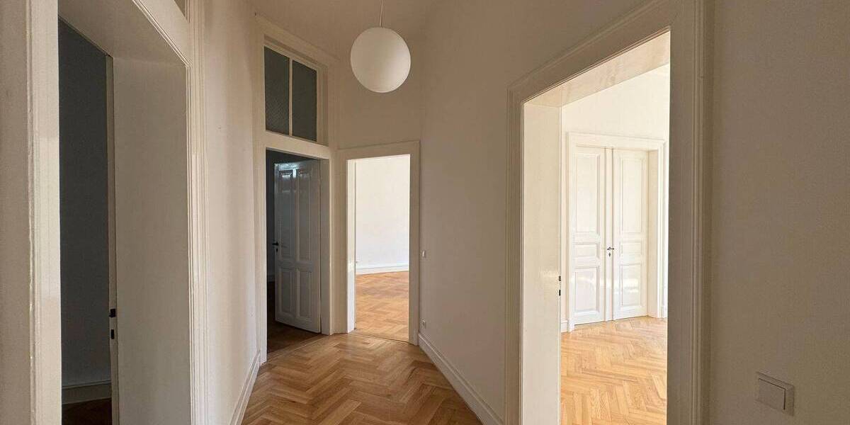 Gewerbeobjekt Baden-Baden Innenstadt - 8 Zimmer, 213 m&sup2;, 2.500&euro; | Angebot:25666700