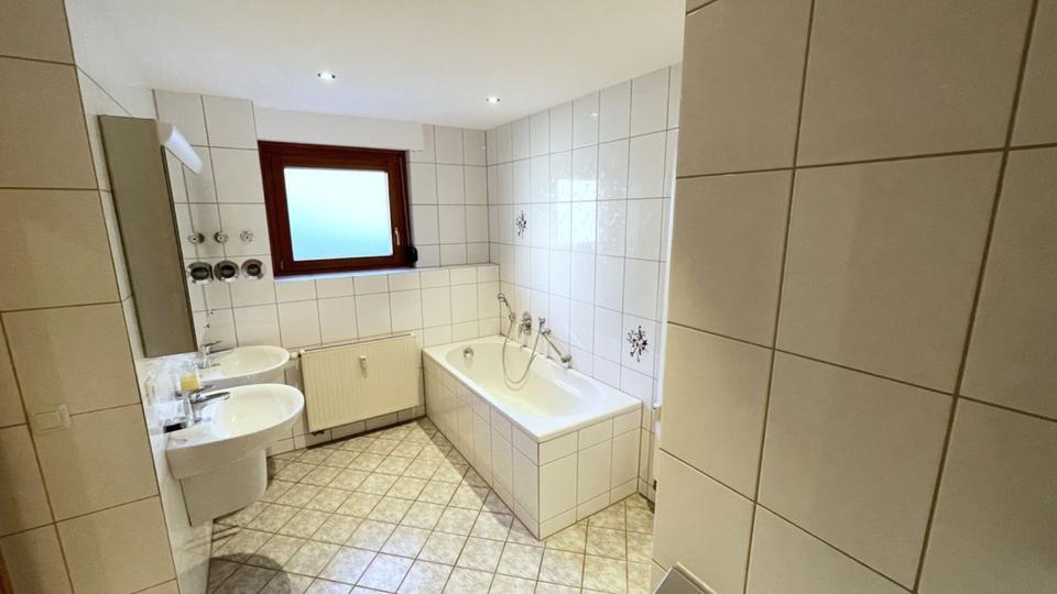 Hochparterre Höfen an der Enz - 5.5 Zimmer, 165 m&sup2;, 375.000&euro; | Angebot:24409933