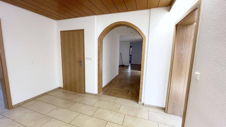 Hochparterre Höfen an der Enz - 5.5 Zimmer, 165 m&sup2;, 375.000&euro; | Angebot:24409933