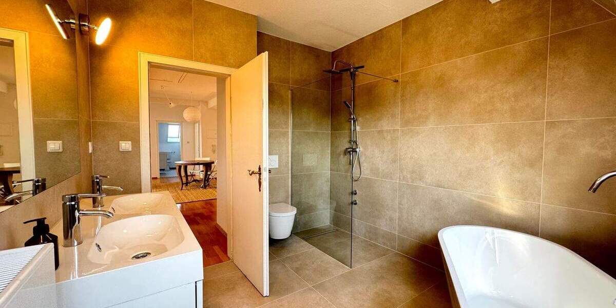 Etagenwohnung Baden-Baden Innenstadt - 4 Zimmer, 123 m&sup2;, 1.600&euro; | Angebot:25877332