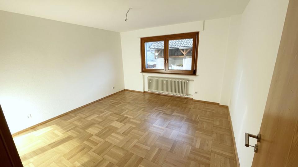 Hochparterre Höfen an der Enz - 5.5 Zimmer, 165 m&sup2;, 375.000&euro; | Angebot:24409933