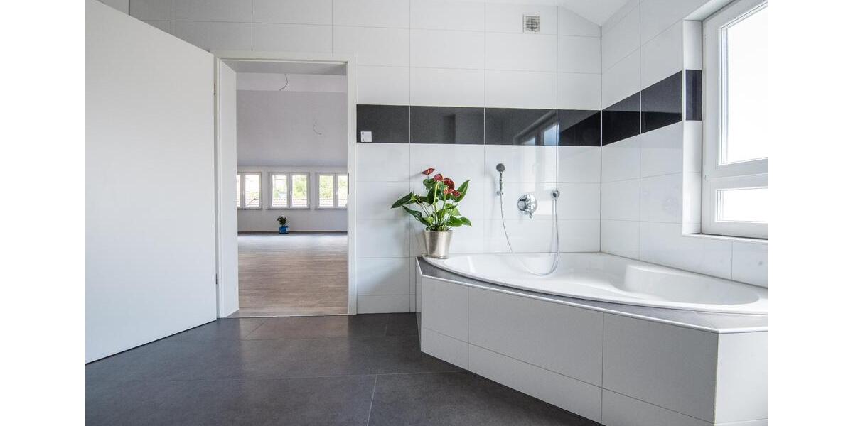 Dachgeschoßwohnung Baden-Baden Baden - 3 Zimmer, 140 m&sup2;, 2.600&euro; | Angebot:22138484