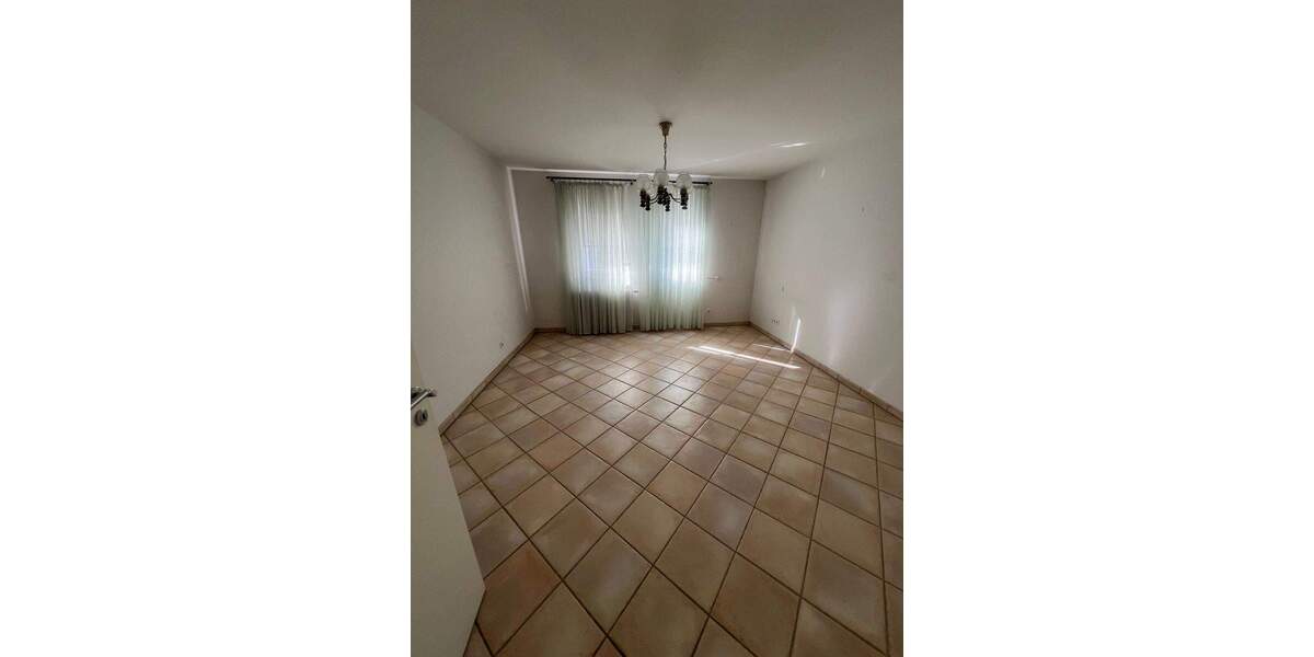 Etagenwohnung Baden-Baden Innenstadt - 3 Zimmer, 93 m&sup2;, 1.100&euro; | Angebot:25708257