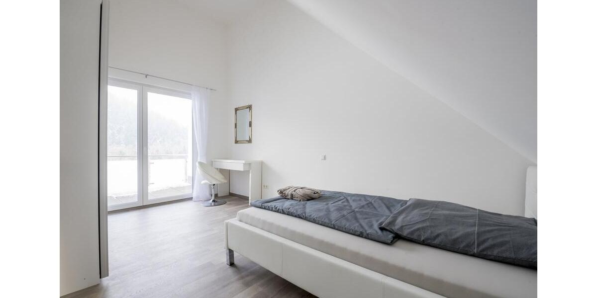 Dachgeschoßwohnung Baden-Baden Baden - 3 Zimmer, 140 m&sup2;, 2.600&euro; | Angebot:22138484