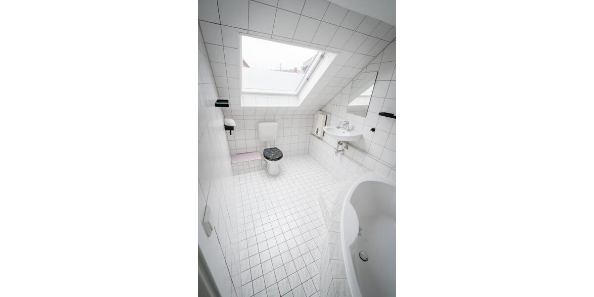 Dachgeschoßwohnung Straubenhardt - 2.5 Zimmer, 65 m&sup2;, 165.000&euro; | Angebot:25877711