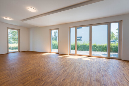 Barrierefreier Erstbezug: Neuwertige Wohnung mit zwei Terrassen, Einbauküche und Feldblick - Wohnung Steinmauern | Angebot:27085223