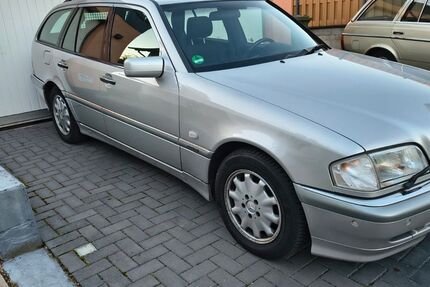 Mercedes-Benz 240 207.000 km 4.000 &euro; Elchesheim-Illingen 76477