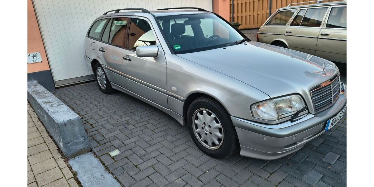 Mercedes-Benz 240 207.000 km 4.000 &euro; Elchesheim-Illingen 76477