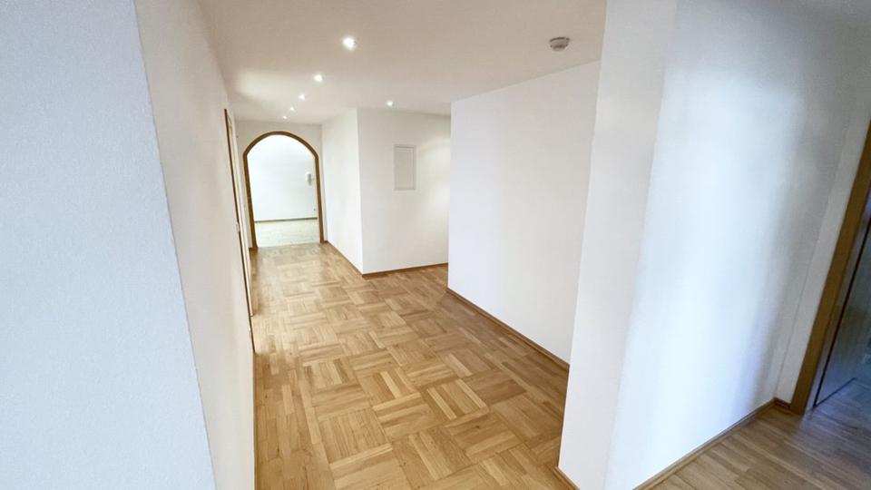 Hochparterre Höfen an der Enz - 5.5 Zimmer, 165 m&sup2;, 375.000&euro; | Angebot:24409933