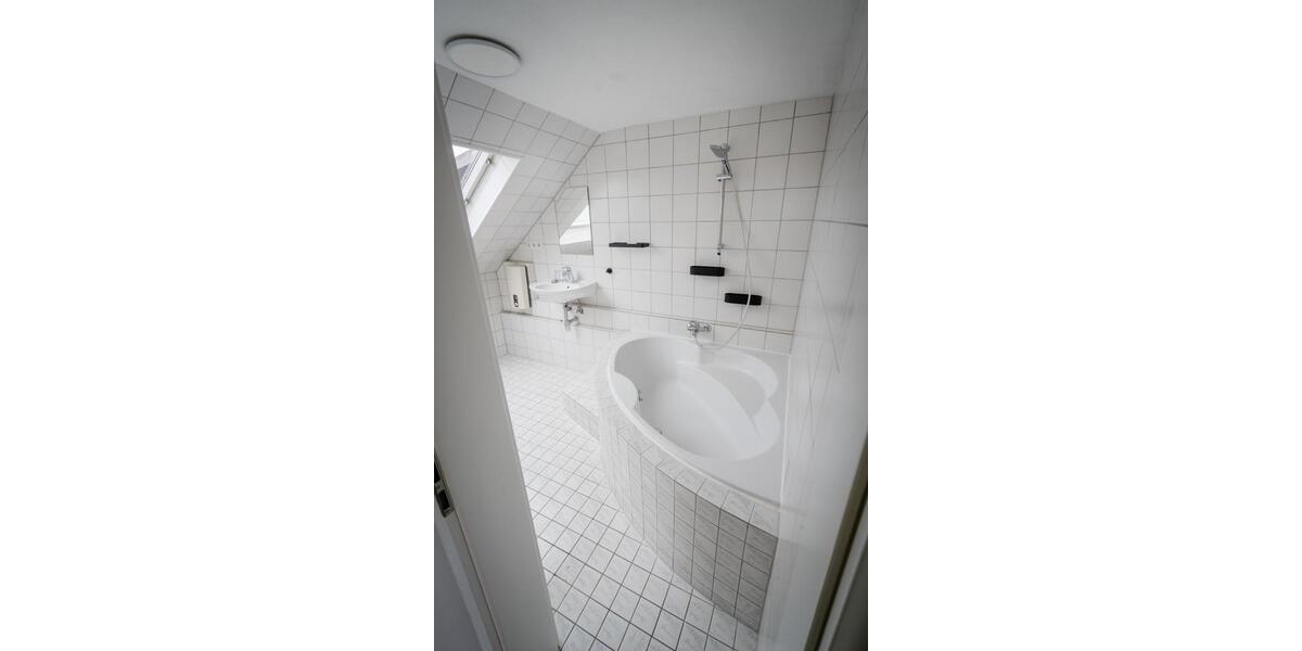 Dachgeschoßwohnung Straubenhardt - 2.5 Zimmer, 65 m&sup2;, 165.000&euro; | Angebot:25877711