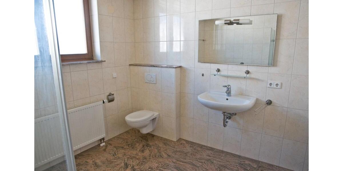 Dachgeschoßwohnung Straubenhardt - 2 Zimmer, 94 m&sup2;, 989&euro; | Angebot:25976196