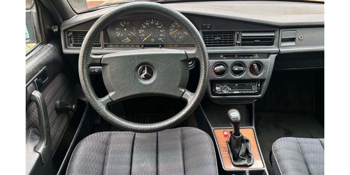 Mercedes-Benz 190 121.000 km 6.800 &euro; Gaggenau 76571