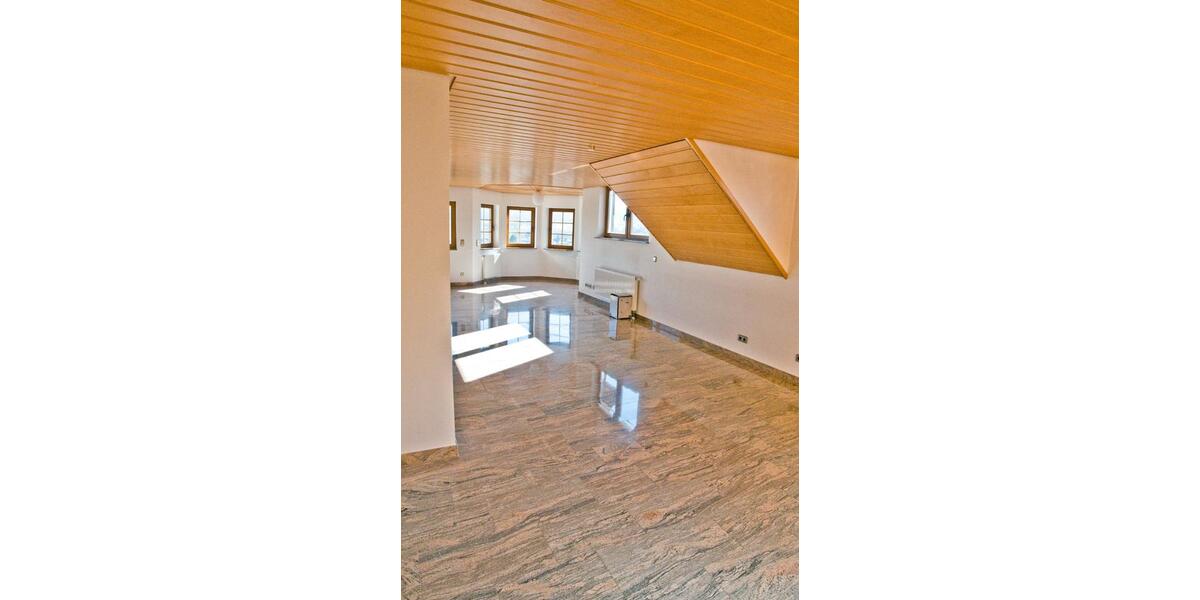 Dachgeschoßwohnung Straubenhardt - 2 Zimmer, 94 m&sup2;, 989&euro; | Angebot:25976196